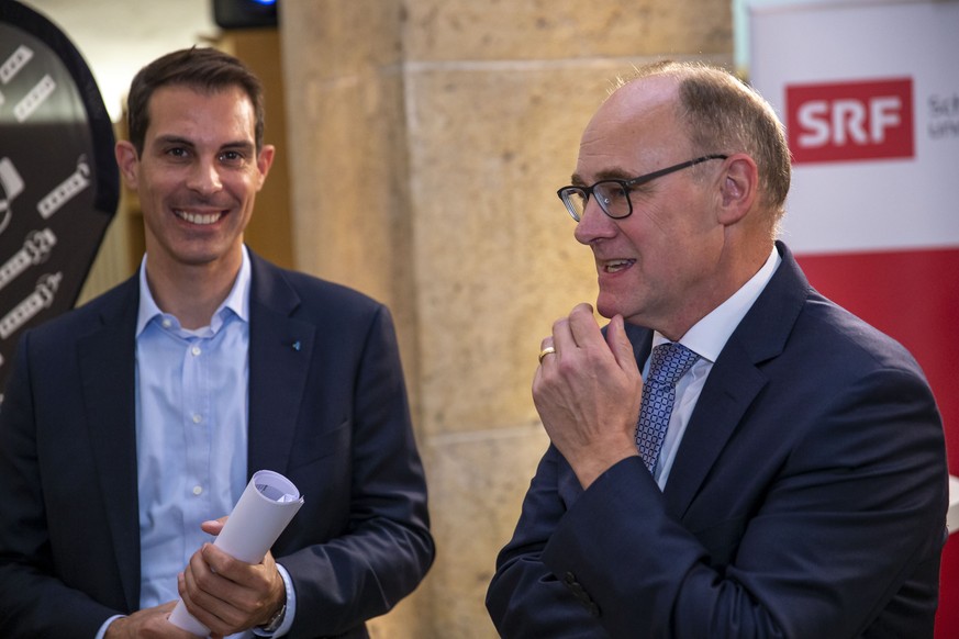 Thierry Burkart, links, FDP Nationalrat, und Hansjoerg Knecht, SVP, im Wahlzentrum des Kanton Aargau am Sonntag, 20. Oktober 2019, in Aarau. (KEYSTONE/Patrick B. Kraemer)