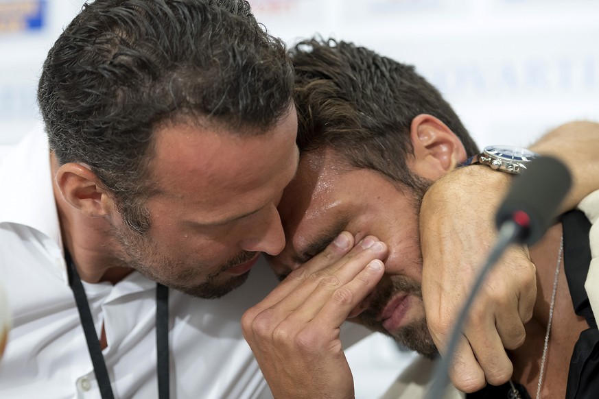 Marco Streller, Sportchef des FC Basel 1893, links, umarmt den Captain Matias Delgado, rechts, der kurz zuvor seinen sofortigen Ruecktritt bekannt gegeben hat, an einer Pressekonferenz im Stadion St.  ...