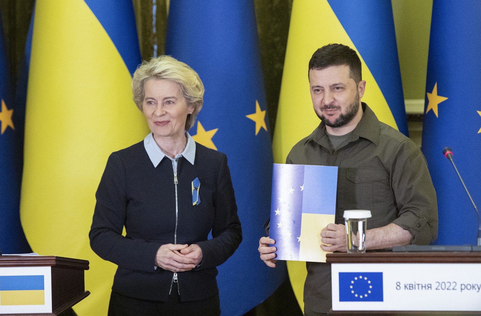 epa09991167 (FILE) - A handout photo made available by Ukrainian Presidential Press Service shows Ukrainian President Volodymyr Zelensky (R) and EU Commission President Ursula von der Leyen (L) attend ...