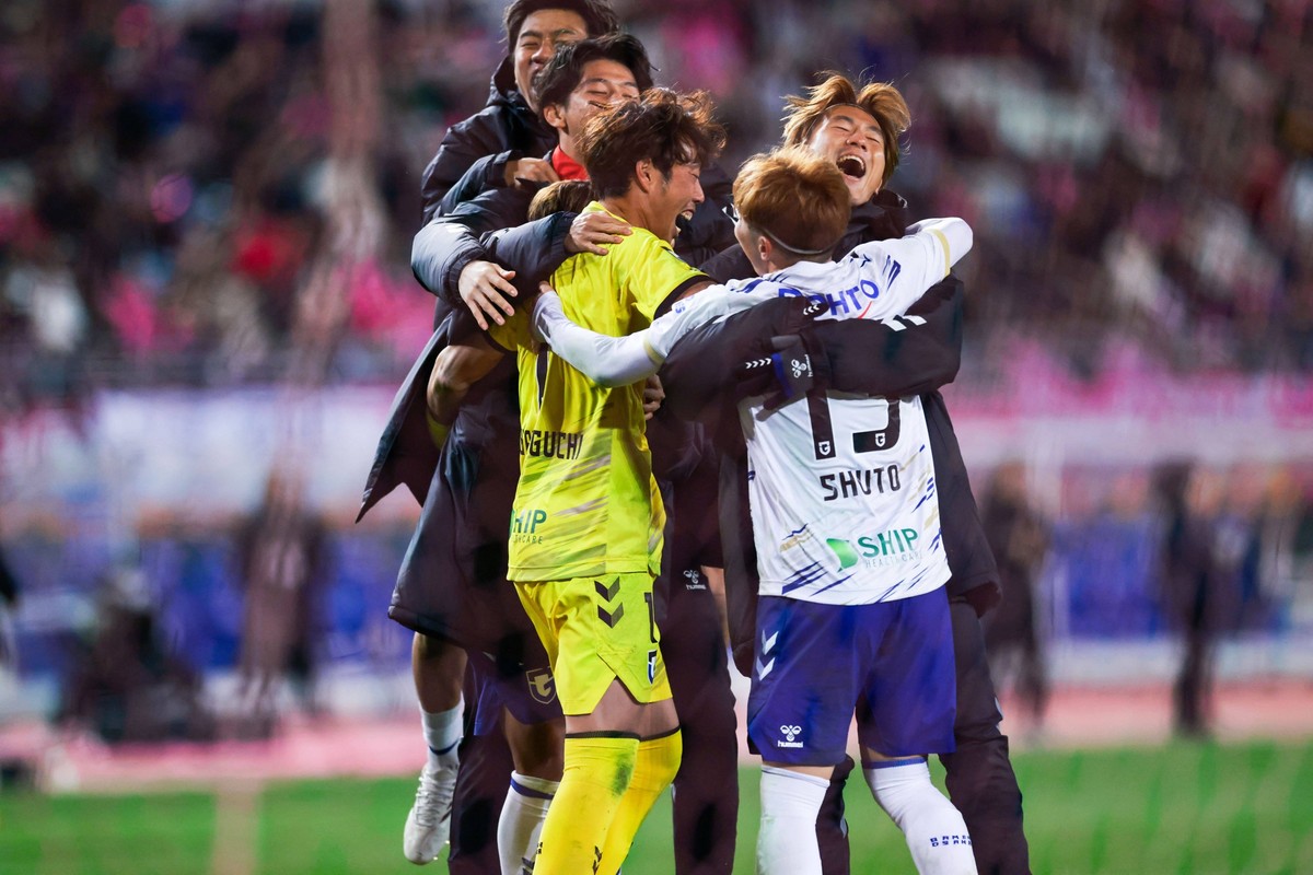 Gamba Osaka players celebrate after winning the penalty shoot-out during the J1 100 Year Vision League match between Cerezo Osaka 04-50 Gamba Osaka at Yanmar Stadium Nagai in Osaka, Japan, February 7, ...