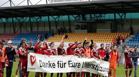 Vaduz! Da kenne ich jeden Fan persönlich, kann schnell Nationalspieler werden und muss meine Cupsieger-Prämien nicht versteuern. Die Spieler des FC Vaduz bedanken sich bei ihren Fans und feiern gleichzeitig den fruehzeitigen Ligaerhalt beim Fussball Meisterschaftsspiel der Super League zwischen dem FC Vaduz und dem Grasshopper Club Zuerich, im Rheinpark Stadion in Vaduz, am Montag, 25. Mai 2015. (KEYSTONE/Arno Balzarini)