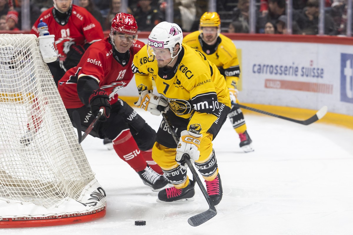 Basile Sansonnens (LHC), gauche, lutte pour le puck avec Daniel Carr (HCA), droite, lors du match du championnat suisse de hockey sur glace de National League entre Lausanne HC, LHC, et HC Ajoie, HCA, ...