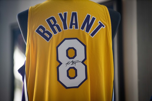 epa08838309 A basketball jersey signed by US basketball player Kobe Bryant is displayed and put for auction at Julien&#039;s Auctions in Beverly Hills, California, USA, 23 November 2020. The auction w ...