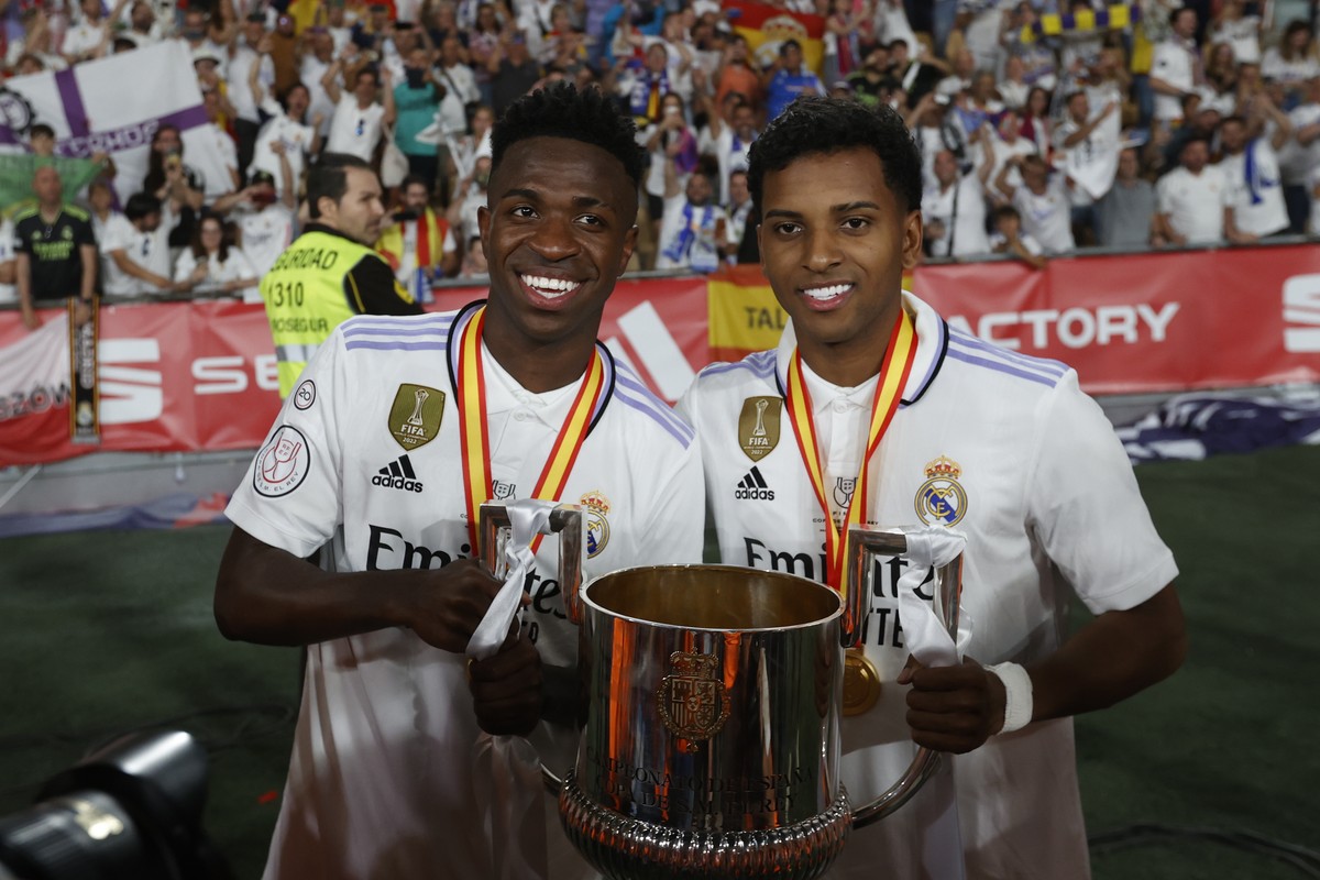 epa10613049 Real Madrid's players Vinicius Junior (L) and Rodrygo Goes (R) pose with the trophy after the Spanish King's Cup soccer final match between Real Madrid and CA Osasuna at La Cartu ...