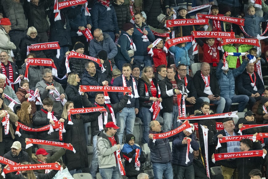 Thuner Fans heben ihren Schal im Fussball Meisterschaftsspiel der Swiss Super League zwischen FC Thun, FCT, und Luzern, FCL, vom Samstag, 28. Februar 2026 in Stockhorn Arena in Thun. (KEYSTONE/$603622 ...