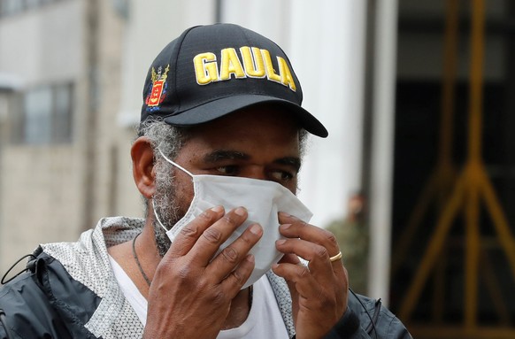 epa08494673 Swiss citizen Daniel Max Guggenheim (out of frame), retired from Banco Courts, serving the United Kingdom, and Brazilian citizen Jose Iban Alburqueque Garcia (C), after been rescued by the ...