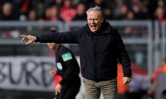 epa08259427 Freiburg&#039;s head coach Christian Streich gives advise during the German Bundesliga soccer match between Borussia Dortmund and SC Freiburg in Dortmund, Germany, 29 February 2020. EPA/FR ...