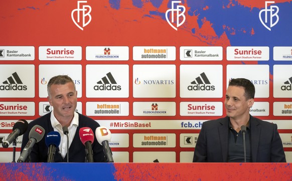 Alex Frei, links, wird von David Degen, Verwaltungsratspraesident der FC Basel Holding AG, rechts, als neuer Cheftrainer des FC Basel 1893 vorgestellt, in Basel, am Dienstag, 24. Mai 2022. (KEYSTONE/G ...