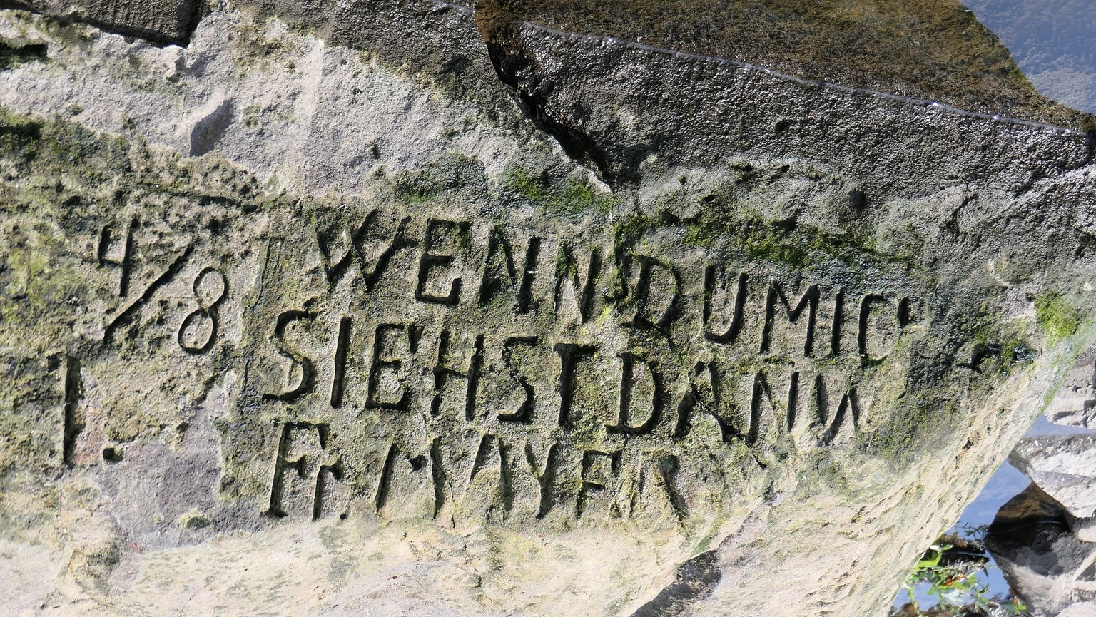 Inschrift auf dem Hungerstein von Děčín: «Wenn du mich siehst, dann [weine]». Sie stammt aus dem 19. Jahrhundert.