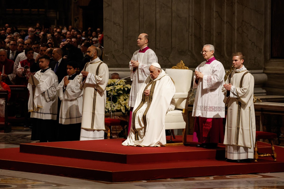 epa11043265 Pope Francis (C) leads the Midnight Christmas mass on the Solemnity of the Nativity of the Lord in Saint Peter's Basilica at the Vatican, 24 December 2023. EPA/GIUSEPPE LAMI
