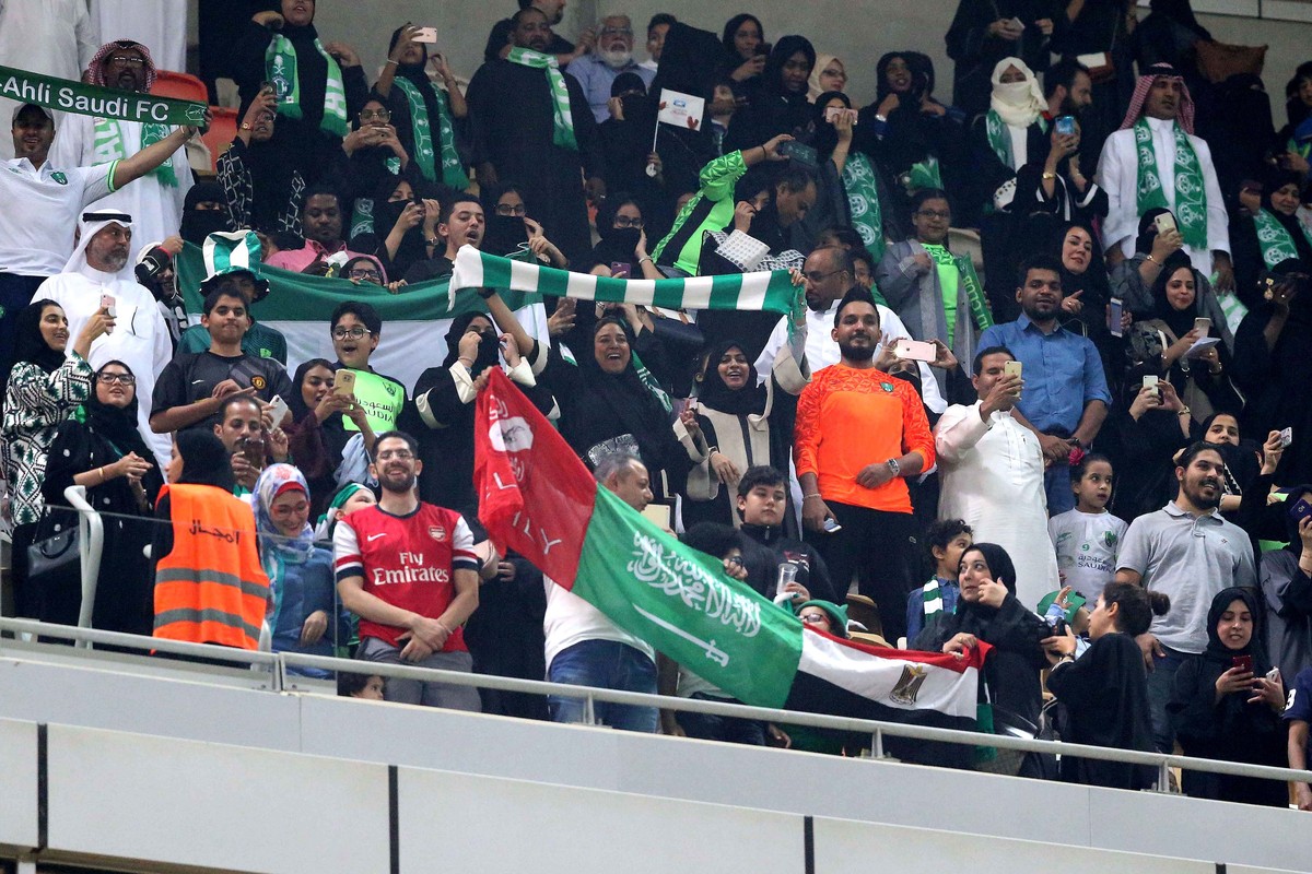 epa06434153 Saudi families cheer at the King Abdullah Sports City known as 'a radiant jewel' to attend the Saudi Football League soccer match Al Ahly and Al-Batin in Jeddah, Saudi Arabia, 12 ...