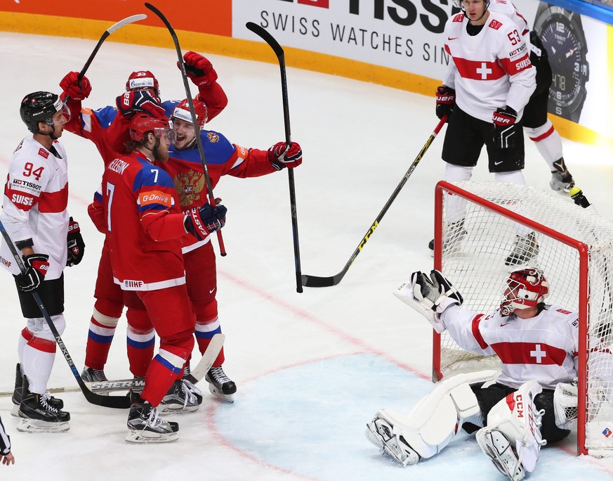 Russischer Jubel nach dem 1:0. Goalie Reto Berra ist zurecht sauer.&nbsp;