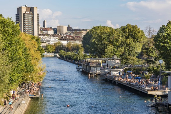 Switzerland, Canton of Zurich, Zurich, People relaxing along Limmat river PUBLICATIONxINxGERxSUIxAUTxHUNxONLY WDF05610