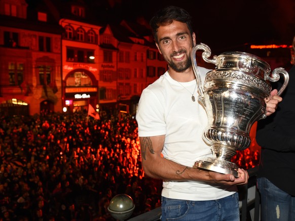 Matias Delgado posiert mit dem Pokal, an der Feier des FC Basel zum Cupsieg gegen Sion, am Donnerstag, 25. Mai 2017, auf dem Barfuesserplatz in Basel. (FC Basel 1893 POOL/Sacha Grossenbacher)