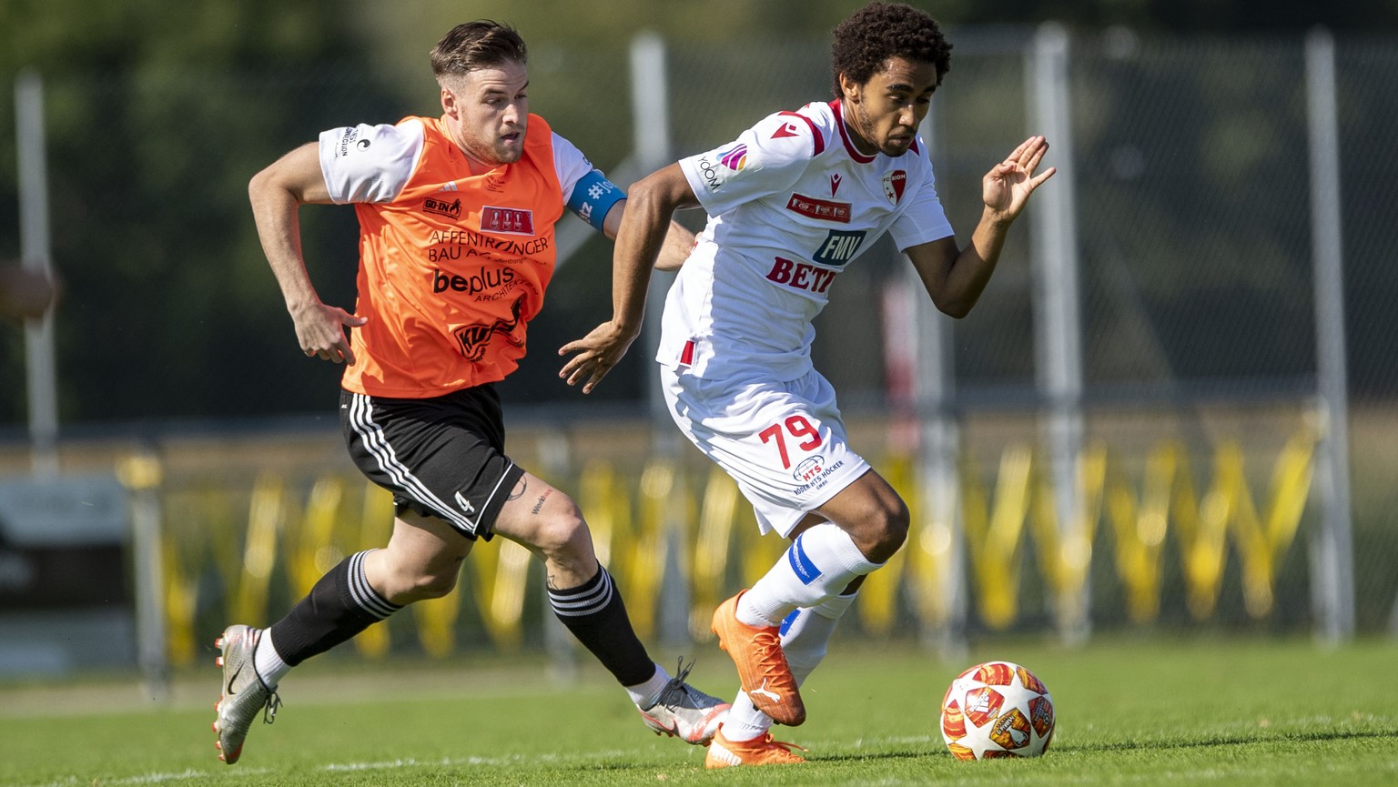 Mauro Rodrigues, rechts, von Sion im Spiel gegen Joel Stephan, links, von Schoetz in der 2. Runde des Schweizer Cup zwischen dem FC Schoetz und dem FC Sion vom Samstag, 12. September 2020 in Schoetz.  ...