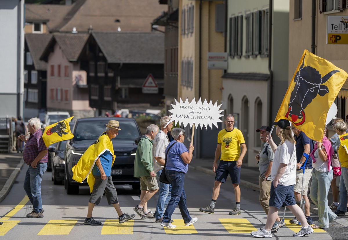 Rund 60 Bewohner aus allen Urner Gemeinden Protestieren mit einem Fussgaengerstreifen Aktion gegen den starken Aussweichverkehr auf den Urner Dorfstrassen, wegen dem Ausweichverkehr den es durch den G ...