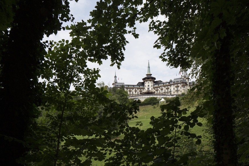 The Dolder Grand and the golf course of Dolder Golfclub Zurich, pictured on July 17, 2013, in Zurich-Hottingen, Switzerland. (KEYSTONE/Gaetan Bally)

Das Grand Hotel Dolder (The Dolder Grand) und der  ...