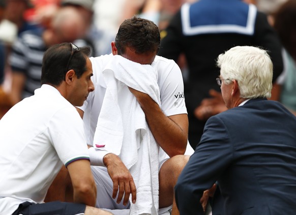 epa06091041 Marin Cilic of Croatia in trouble as he plays Roger Federer of Switzerland in the men&#039;s final of the Wimbledon Championships at the All England Lawn Tennis Club, in London, Britain, 1 ...