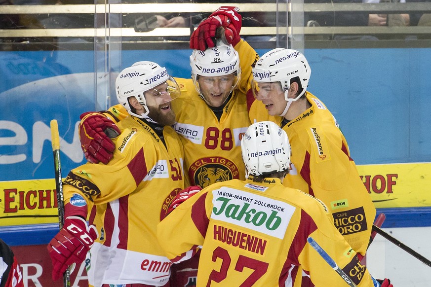 Die Langnauer Flurin Randegger, Thomas Nuessli, Anthony Huguenin und Raphael Kuonen, von links, jubeln beim Eishockeyspiel der National League zwischen dem EV Zug und den SCL Tigers, am Freitag, 20. O ...