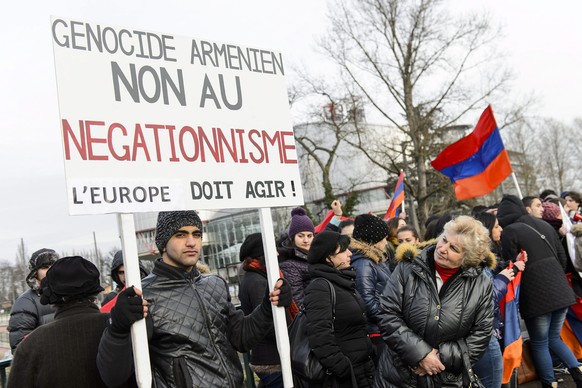 Vor dem Gebäude gab es Demonstrationen gegen&nbsp;Perinçek: Über den Genozid an den Armeniern könne man nicht diskutieren.