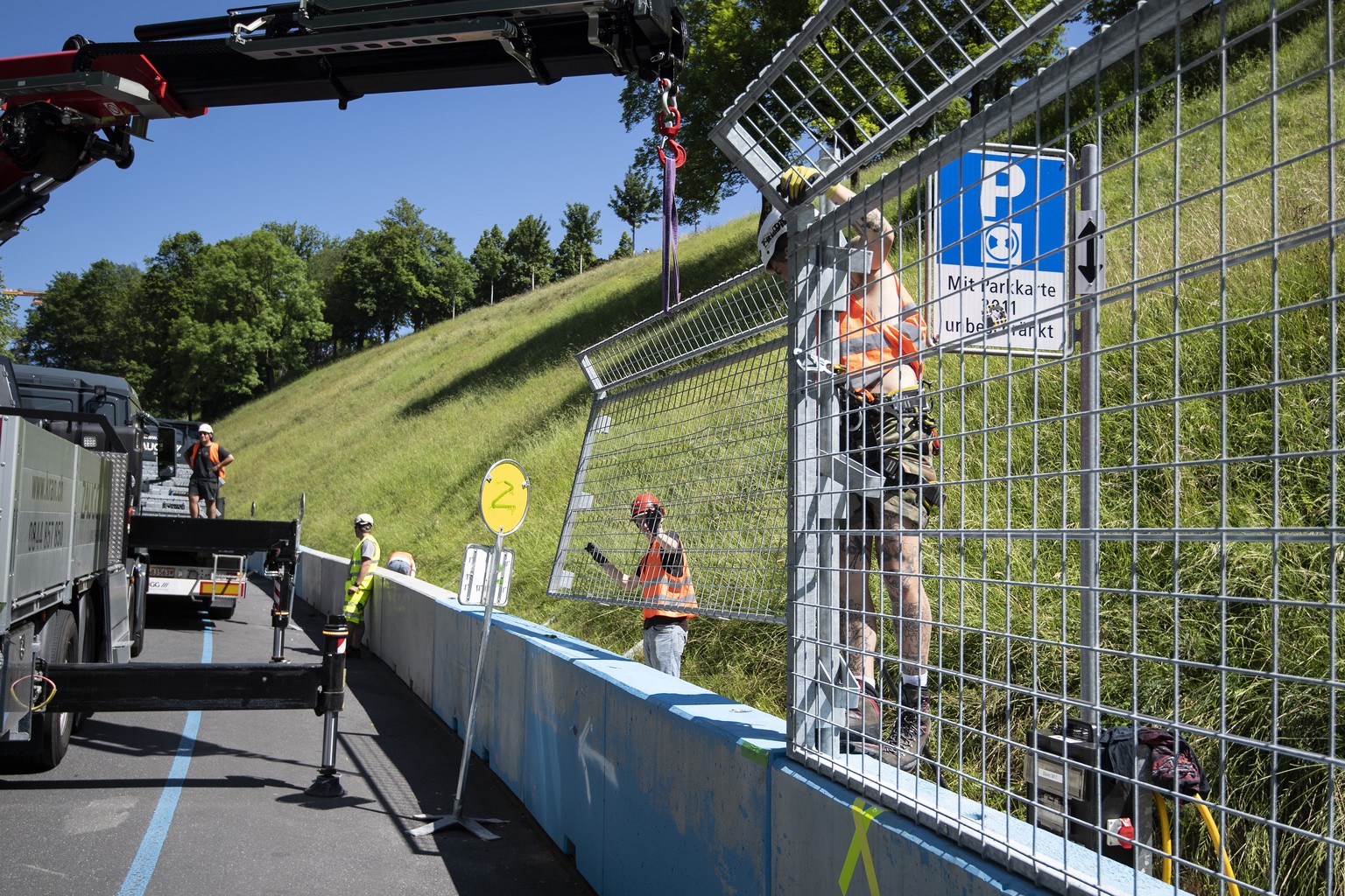 Arbeiter montieren Sicherheitsgitter am Aargauerstalden, am Montag, 17. Juni 2019, in Bern. Am kommenden Samstag findet hier ein FIA Formel E-Elektro-Autorennen statt. (KEYSTONE/Peter Schneider)