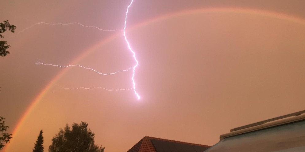 In der Nacht von Dienstag auf Mittwoch gingen bei der Berner Kantonspolizei 90 Meldungen ein, etwas weniger als am Vorabend, als Unwetter in Brienz grosse Zerstörung anrichteten. Die meisten betrafen  ...