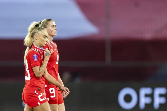 Ana-Maria Crnogorcevic (rechts) und Alisha Lehmann sind enttäuscht.