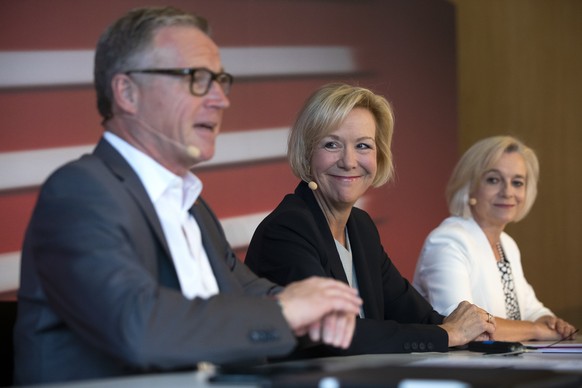 Andreas Meyer, CEO SBB, spricht neben VR-Praesidentin Monika Ribar, Mitte, und Mediensprecherin Kathrin Amacker ueber seinen Ruecktritt waehrend einer Medienkonferenz, am Mittwoch, 4. September 2019 i ...