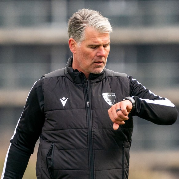 Le nouvel entraineur du FC Sion Marco Walker donne son premier entrainement au club de football de Super League du FC Sion, ce mardi, 16 mars 2021, a Riddes. (KEYSTONE/Maxime Schmid)