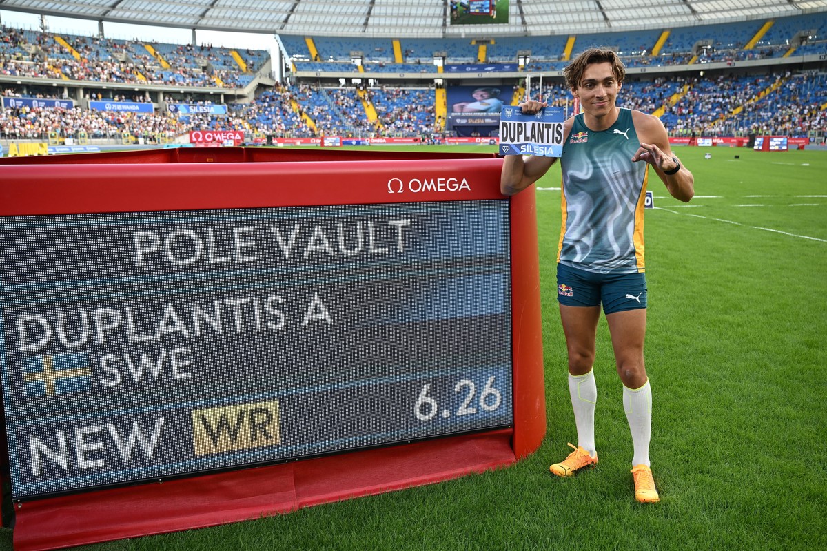 epa11564517 Armand Duplantis of Sweden celebrates after clearing the bar at 6.26m to set a new world record in the men's pole vault competition during the Diamond League atletics meeting - Kamila ...