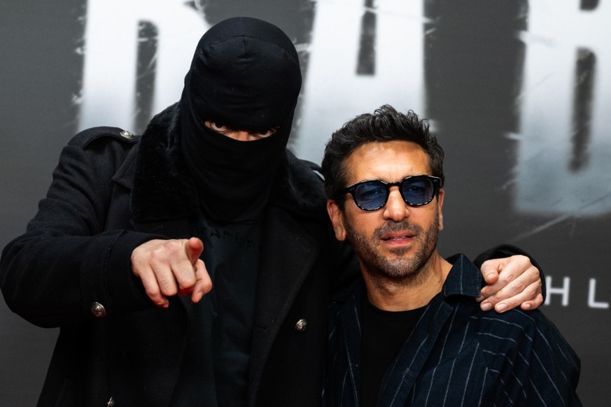 24.10.2025, Berlin: Haftbefehl (l, b�rgerlich Aykut Anhan) und Elyas M'Barek kommen zu einer Sonderauff�hrung der Dokumentation �Babo - Die Haftbefehl-Story� in der Astor Film Lounge. Foto: Chris ...