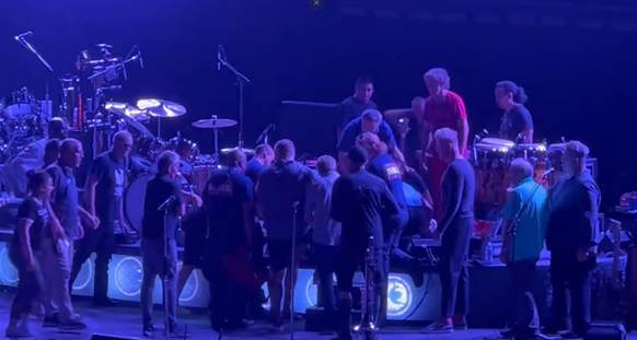 Zahlreiche Mitglieder seines Teams eilten auf die Bühne, um Santana zu helfen.