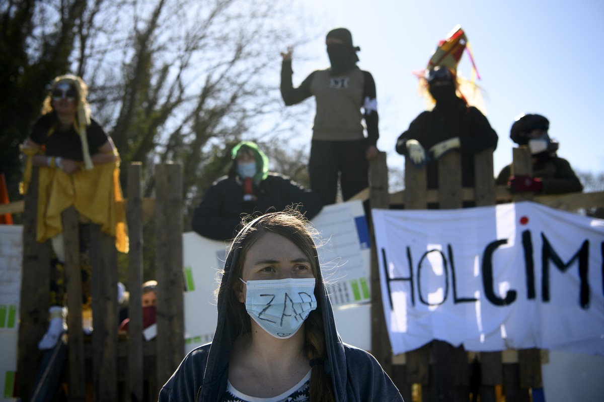 epa09106114 Environmental protesters block one entrance as Swiss police officers start the operation to evict environmental protesters from the ZAD de la Colline, or 'Zone A Defendre' (zone  ...