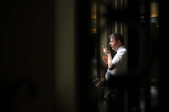 Martin Baeumle, GLP-ZH, am Telefon waehrend der Sommersession der Eidgenoessischen Raete, am Donnerstag, 9. Juni 2022 im Bundeshaus in Bern. (KEYSTONE/Anthony Anex)