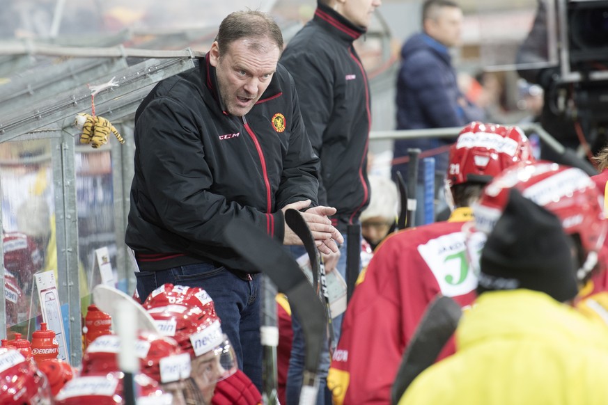 Langnaus Trainer Heinz Ehlers gibt Anweisungen, waehrend dem Eishockey Meisterschaftsspiel der National League A zwischen den SCL Tigers und dem HC Ambri-Piotta, am Samstag, 28. Januar 2017, in Langna ...