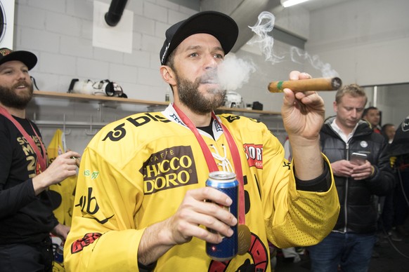 SC Bern Spieler Andrew Ebbett feiert in der Garderobe als Eishockey Schweizermeister nach dem sechsten Eishockey Playoff-Finalspiel der National League A zwischen dem EV Zug und dem SC Bern, am Montag ...