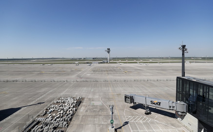 epa05974453 General view of the empty docking area with the control tower at the background in the Berlin Brandenburg Airport (BER) still under construction, in Schoenefeld, Germany, 19 May 2017. Memb ...