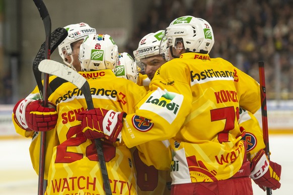 Biels Spieler jubeln nach ihrem zweiten Tor beim Eishockey-Qualifikationsspiel der National League zwischen dem HC Ajoie und dem EHC Biel-Bienne in der Raiffeisen Arena in Porrentruy, am Dienstag, 7.  ...