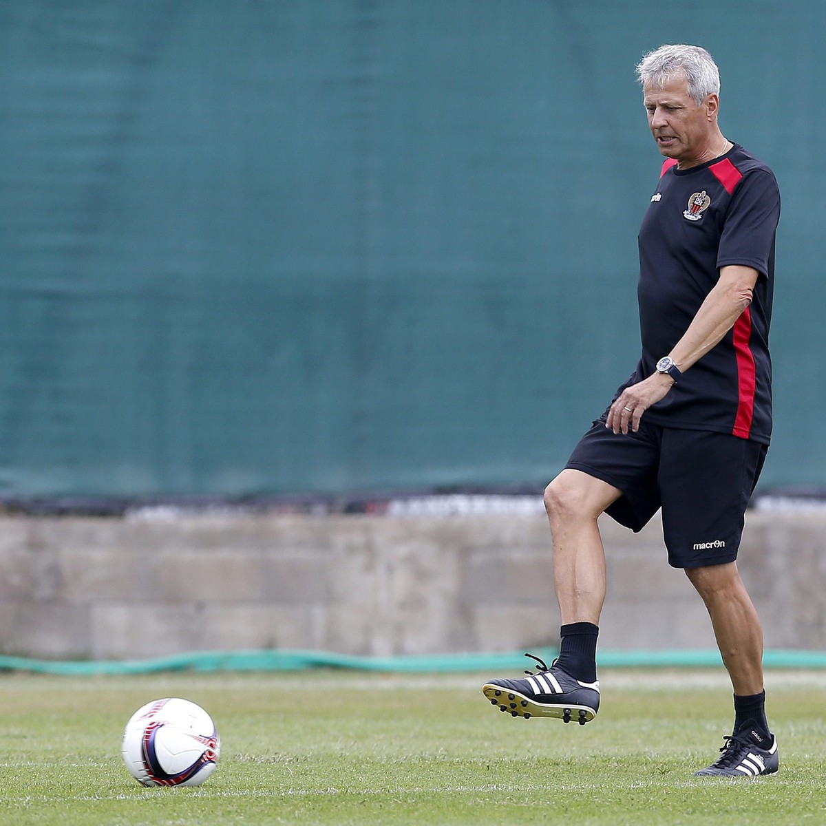 epa05539379 OGC Nice's Swiss head coach Lucien Favre leads a training session at the Charles-Ehrmann stadium, in Nice, France, 14 September 2016. OGC Nice will face FC Schalke 04 in an UEFA Europ ...