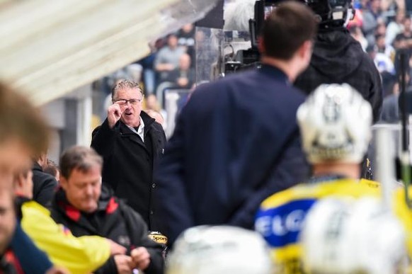 07.04.2016; Lugano; Eishockey NLA Playoff Final - HC Lugano - SC Bern; Doug Shedden (L, Lugano) gegen Lars Leuenberger (R, Bern) (Michela Locatelli/freshfocus)