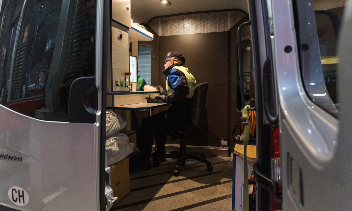 Le douanier dans la camionnette grise passe la marchandise au crible.