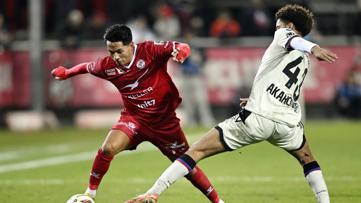 Der Winterthure Randy Schneider, rechts, gegen den Basler Marvin Akahomen, rechts, beim Fussballspiel der Super League FC Winterthur gegen den FC Basel im Stadion Schuetzenwiese in Winterthur am Diens ...