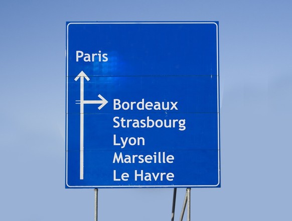 Ein Strassenschild/Wegweiser, welches den Weg nach Paris (Frankreich) anzeigt.