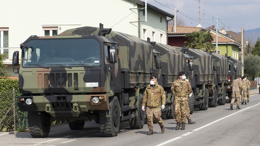 epa08321399 Soldiers of Italian Army take charge of 45 coffins at San Giuseppe Church at Seriate (Bergamo), Italy, 25 March 2020. The coffins will be transported to Ferrara&#039;s crematorium. EPA/And ...