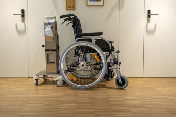 Ein Rollstuhl steht vor einem Zimmer an einer Medienorientierung der Kantone Basel-Landschaft und Basel-Stadt betreffend Ausbildungsoffensive Pflege in der Stiftung Hofmatt in Muenchenstein, am Donner ...