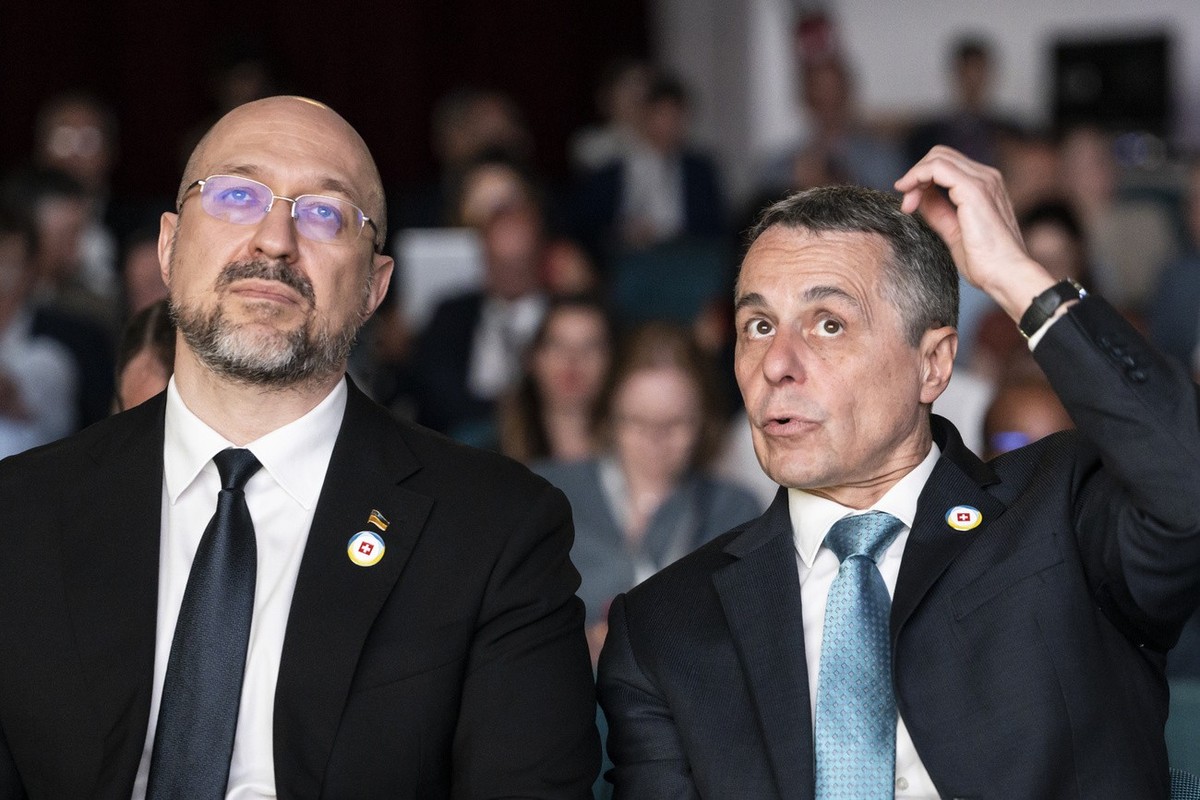 Le président suisse Ignazio Cassis, ministre des Affaires étrangères, à droite, et le Premier ministre ukrainien Denys Shmyhal, à gauche, prennent la parole avant de monter sur scène lors de l'ou ...