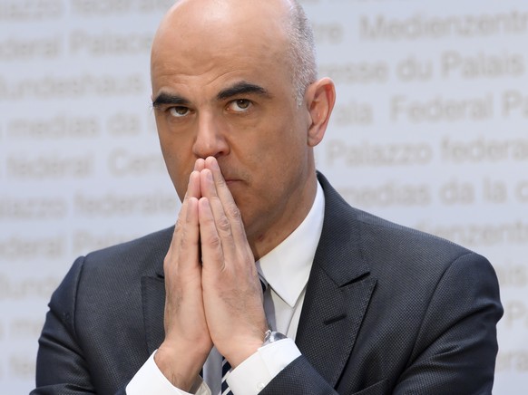 Bundesrat Alain Berset, bei einer Medienkonferenz ueber die neusten Entscheide des Bundesrates zur Coronavirus-Pandemie, am Mittwoch, 2. Februar 2022, im Medienzentrum Bundeshaus in Bern. (KEYSTONE/An ...