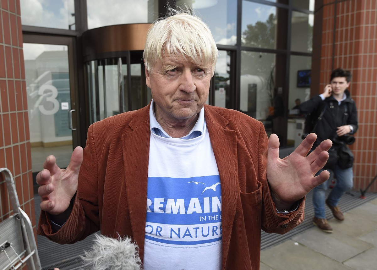 epa05387741 Stanley Johnson, father of Boris Johnson stands outside the headquarters of the 'Vote leave' campaign wearing a Remain in the EU T-Shirt in central London, Britain, 24 June 2016. ...