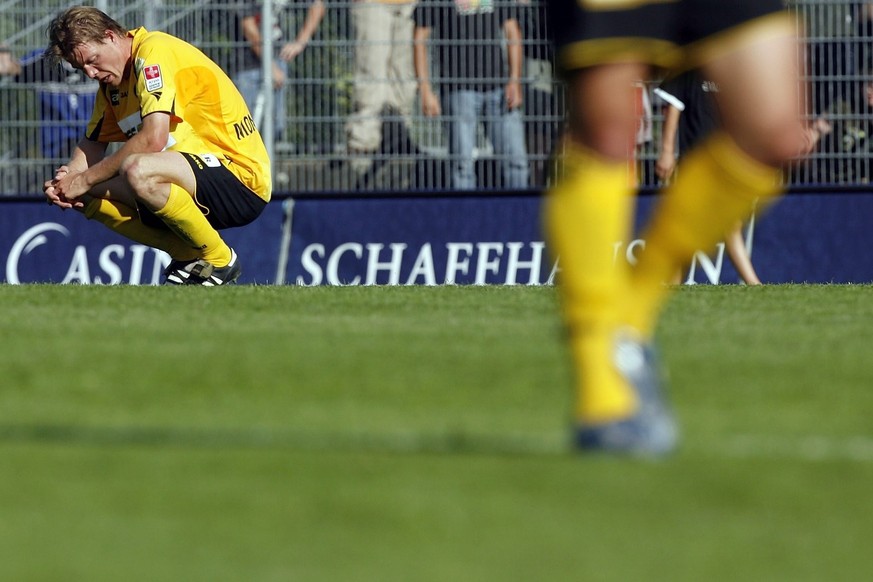 Schaffhausens Philippe Montadon, links, ist enttaeuscht, nach dem Fussballspiel der Super League zwischen dem FC Schaffhausen und dem FC Aarau, am Sonntag, 20. Mai 2007, im Stadion Breite in Schaffhau ...