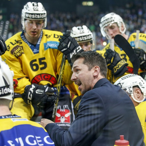 Berns Trainer Lars Leuenberger gibt seinen Spielern während eines Timeouts den Tarif durch.